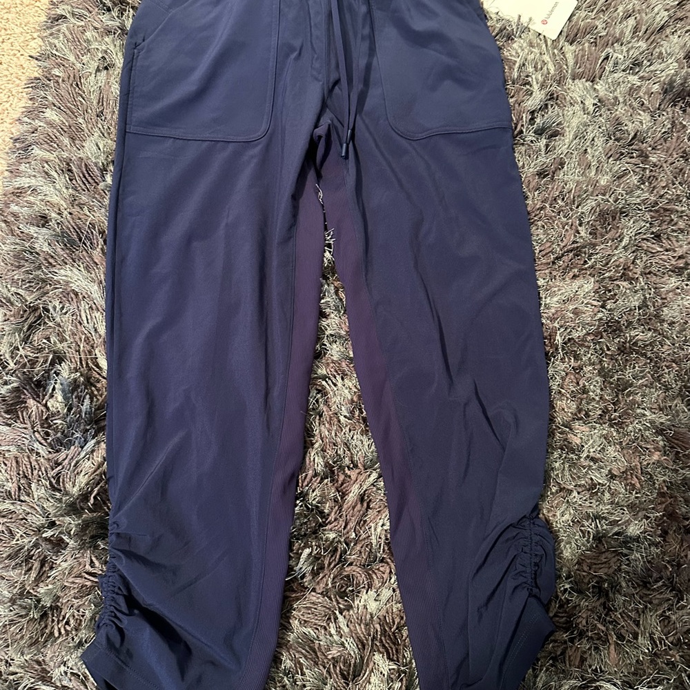 NWT LuLuLemon Beyond the studio High Rise Crop
Women’s size 6
Navy blue